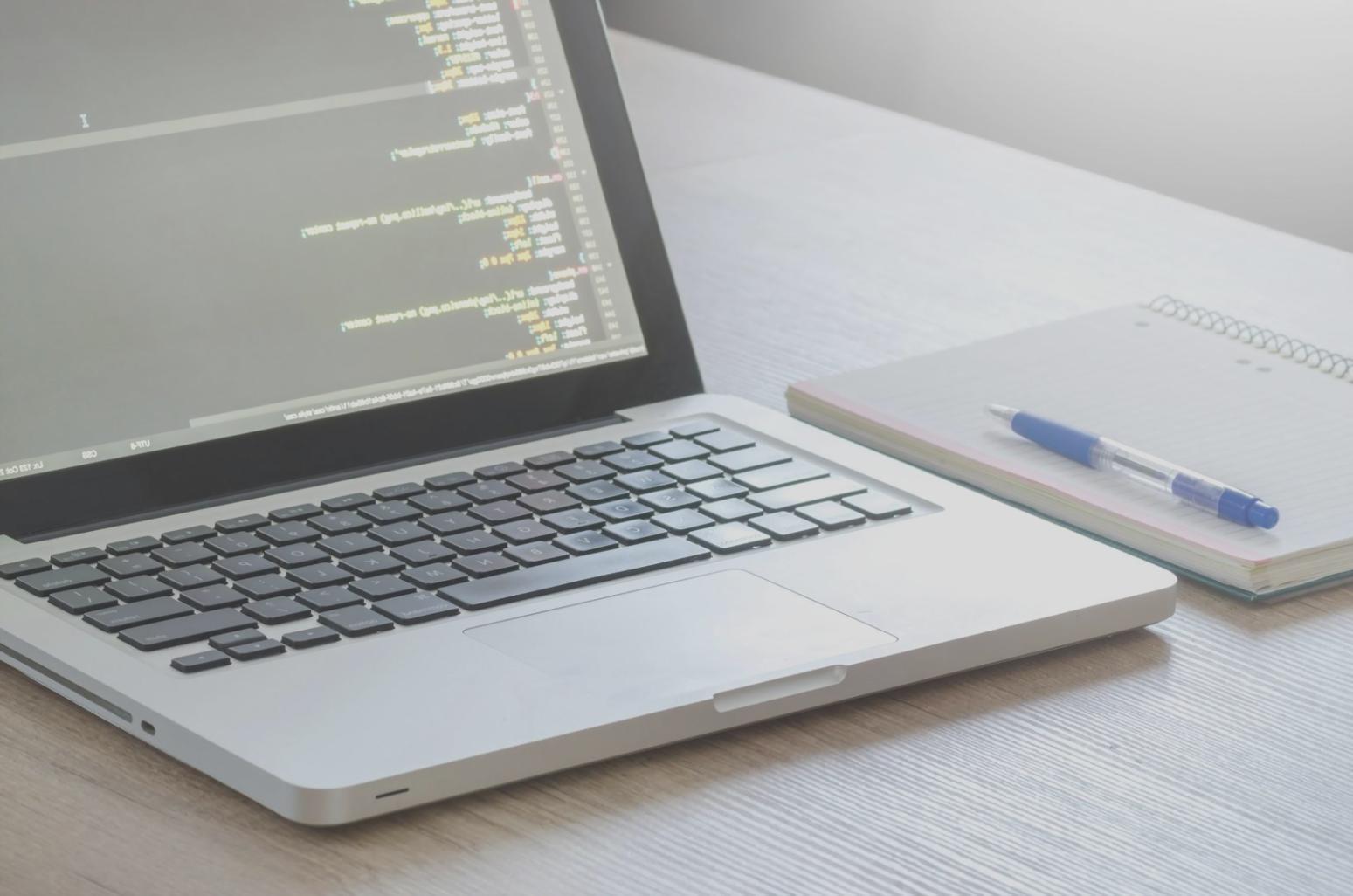 Ambiente di lavoro con workstation per game design e documentazione tecnica